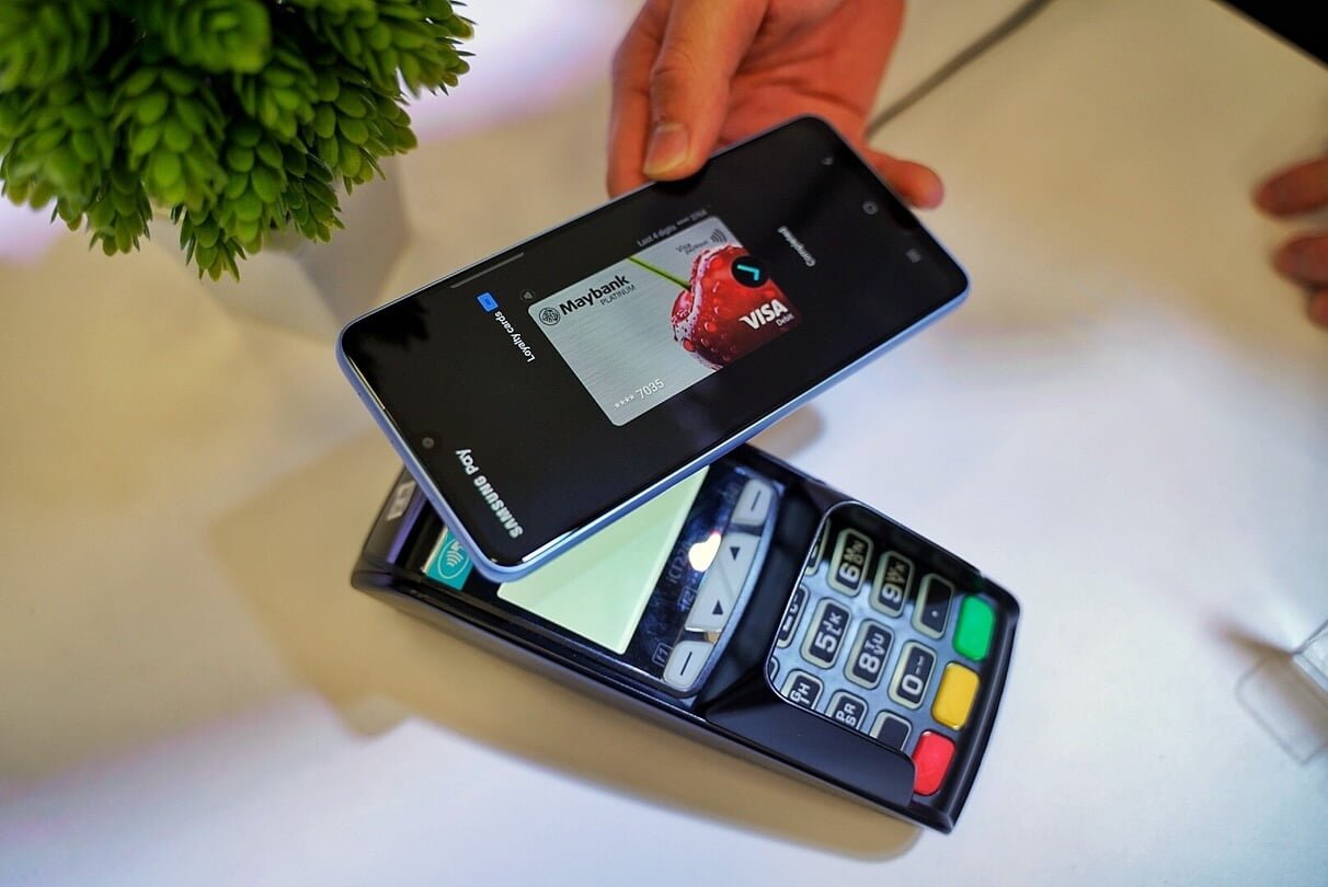 Getting Used to Digital Payment with a Tap with Samsung Galaxy S22 Ultra Phones Slider